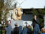 Die Skulptur wurde von Martin Burkhardt (rechts stehend) geschaffen, einem Meisterschüler des österreichischen Bildhauers Alfred Hrdlicka. Das auf einem Betonsockel ruhende Werk entstand 2001.