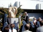 Mit einem Festakt wurde die Skulptur für die Öffentlichkeit freigegeben und von einem Priester feierlich geweiht. Sie symbolisiert auch den Leitspruch der Einrichtung: „Die helfende Hand soll von der Gesinnung Ausdruck geben“.